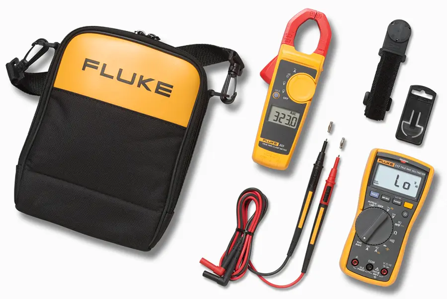 Kit combinado Multímetro digital de valor eficaz con detección de voltaje. Incluye pinza amperimétrica Fluke 322, estuche y correa magnética ToolPak para colgar.
